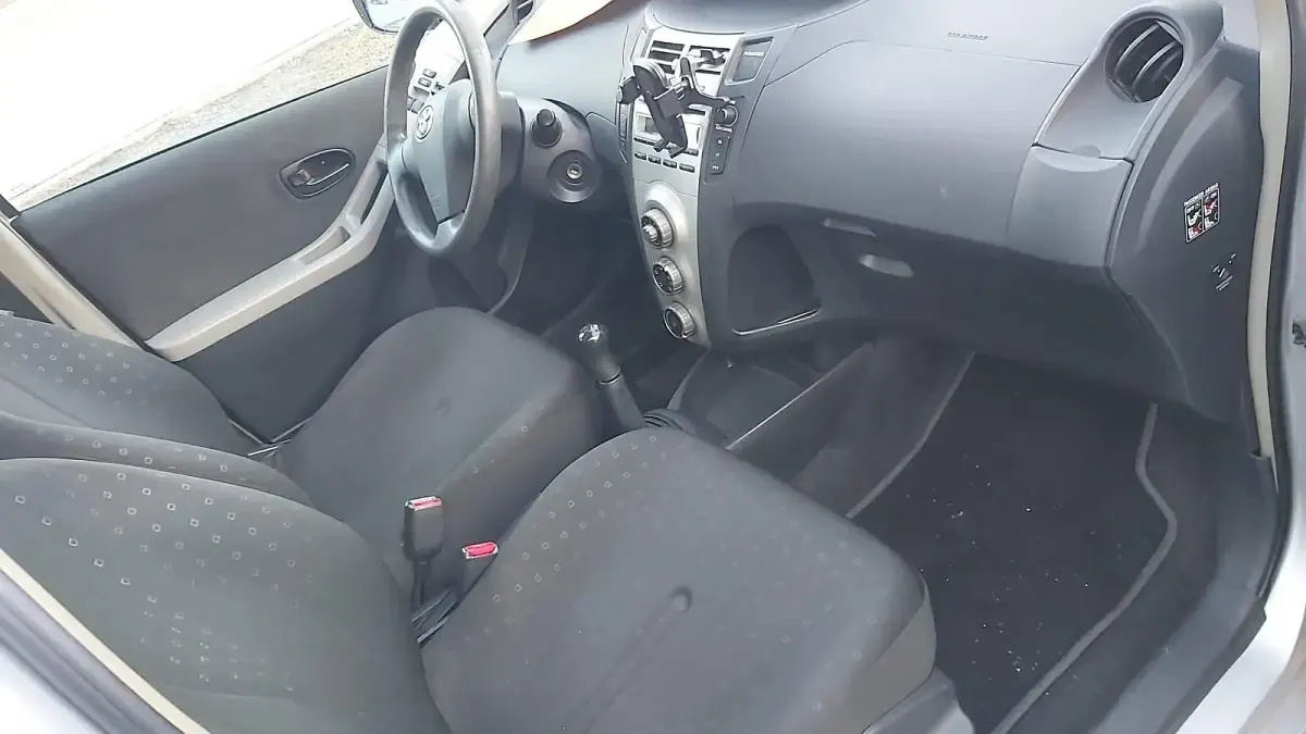 Gebraucht Toyota Yaris 90 PS (66 kW) 2006 Silber Kleinwagen