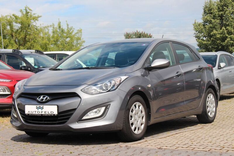 Grau Gebraucht 2012 Hyundai i30 Limousine | 5.900 € (Fairer Preis) - Bild 1/4