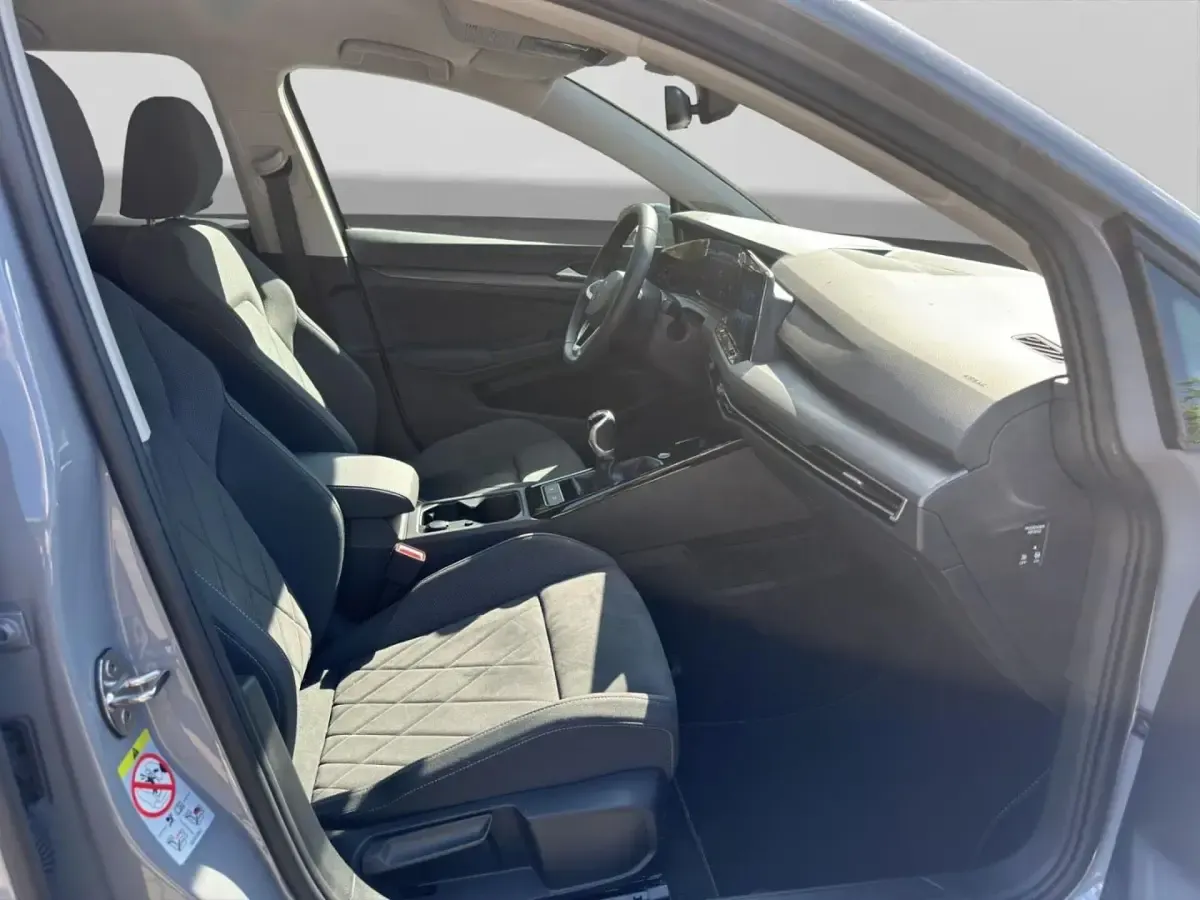 Gebraucht VW Golf VIII Style 131 PS (96 kW) 2024 Grau Limousine