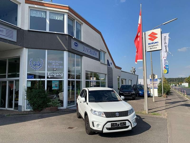 Weiß Gebraucht 2017 Suzuki Vitara Club SUV | 11.990 € (Etwas zu teuer) - Bild 1/4