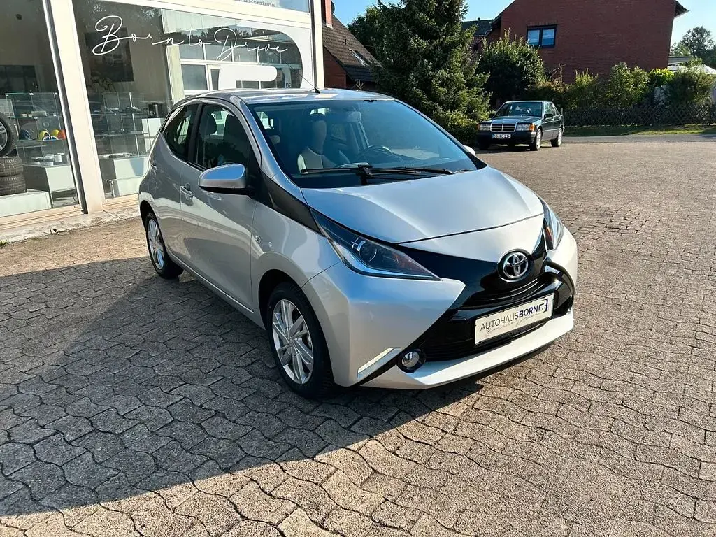 Gebraucht Toyota Aygo X-play 69 PS (50 kW) 2015 Silber Kleinwagen