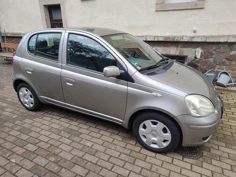 Silber Gebraucht 2004 Toyota Yaris Kleinwagen | 3.000 € (Fairer Preis) - Bild 1/4