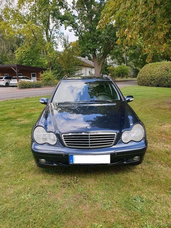 Schwarz Gebraucht 2002 Mercedes C220 Classic Kombi | 2.300 € (Fairer Preis) - Bild 1/4