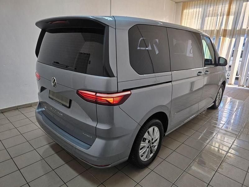 Second-hand VW Multivan 150 CP (110 kW) 2023 Argintiu Monovolum