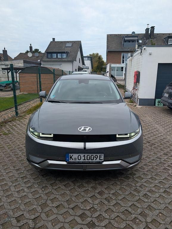 Grau Gebraucht 2022 Hyundai Ioniq 6 Limousine | 29.900 € (Superpreis) - Bild 1/4
