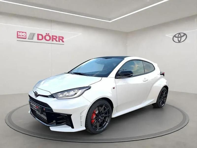 Platinumweiß perleffekt Neu 2024 Toyota Yaris Kleinwagen | 49.890 € (Fairer Preis) - Bild 1/4