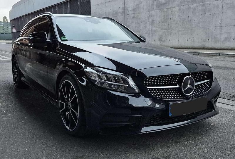 Schwarz Gebraucht 2020 Mercedes C300 AMG line Kombi | 31.200 € (Fairer Preis) - Bild 1/4