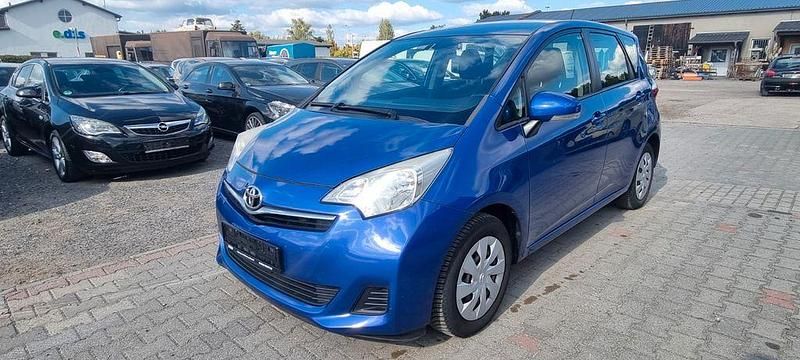 Gebraucht Toyota Verso-S Life 99 PS (72 kW) 2012 Blau Van / Kleinbus