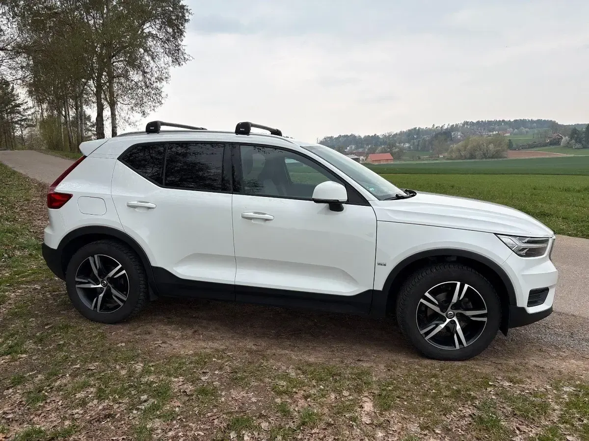 Gebraucht Volvo XC40 Momentum 129 PS (94 kW) 2022 Weiß SUV