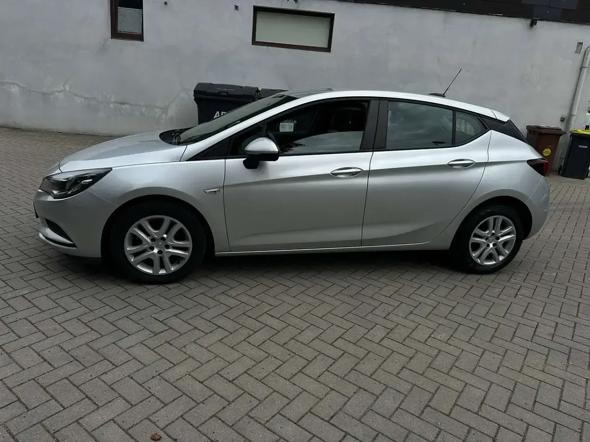 Gebraucht Opel Astra Selection 95 PS (69 kW) 2015 Argon silber/ice silver (m2) Kleinwagen