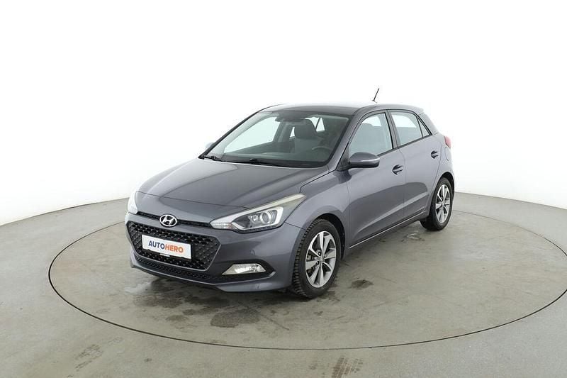 Gebraucht Hyundai i20 Intro Edition 101 PS (74 kW) 2015 Silber Limousine