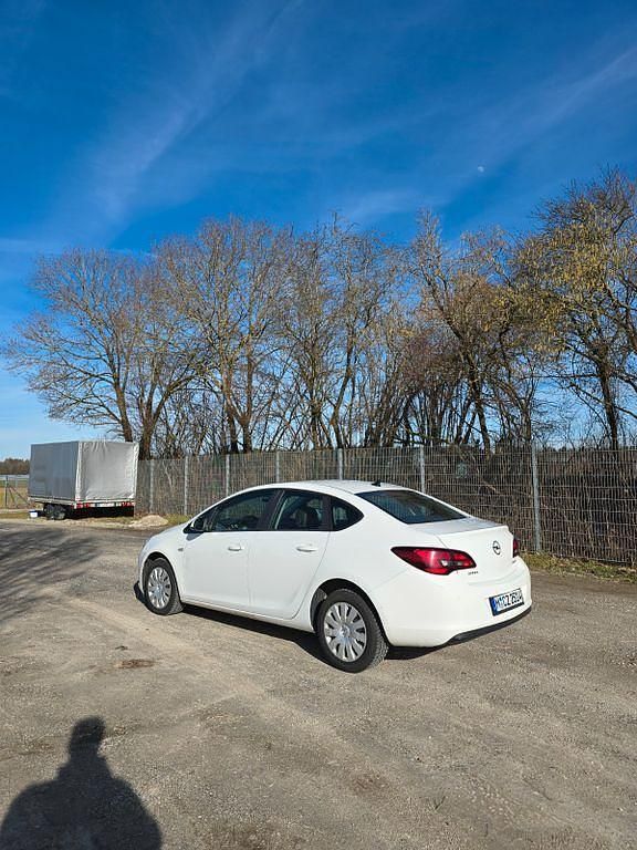 Gebraucht Opel Astra 131 PS (96 kW) 2012 Weiß Limousine