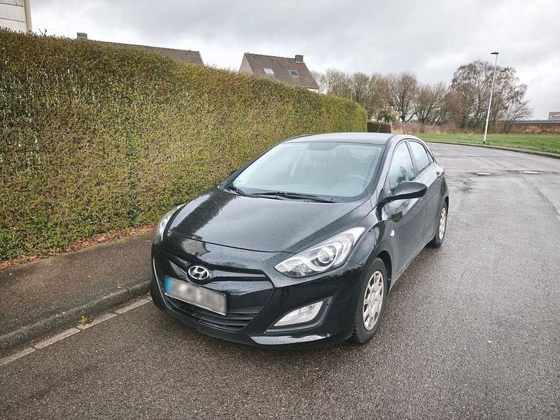 Gebraucht Hyundai i30 Classic 99 PS (72 kW) 2014 Schwarz Limousine