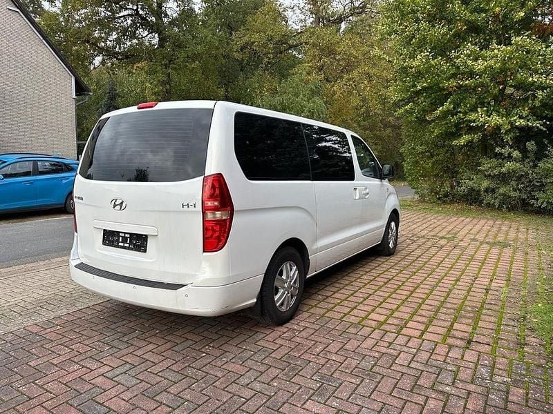 Gebraucht Hyundai H-1 170 PS (125 kW) 2009 Weiß Van / Kleinbus