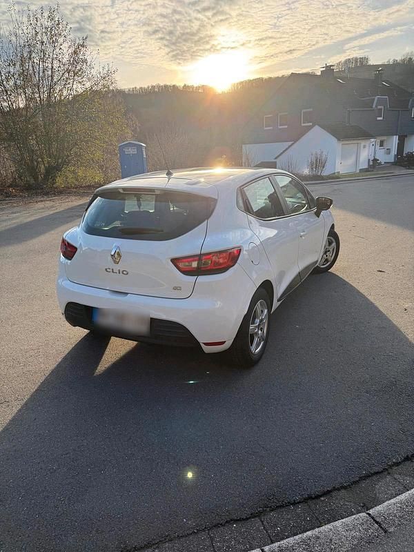 Gebraucht Renault Clio IV Life 75 PS (55 kW) 2016 Weiß Limousine