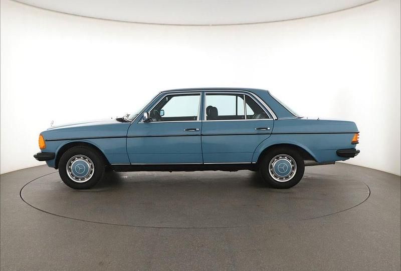 Gebraucht Mercedes E230 136 PS (100 kW) 1982 Blau Limousine