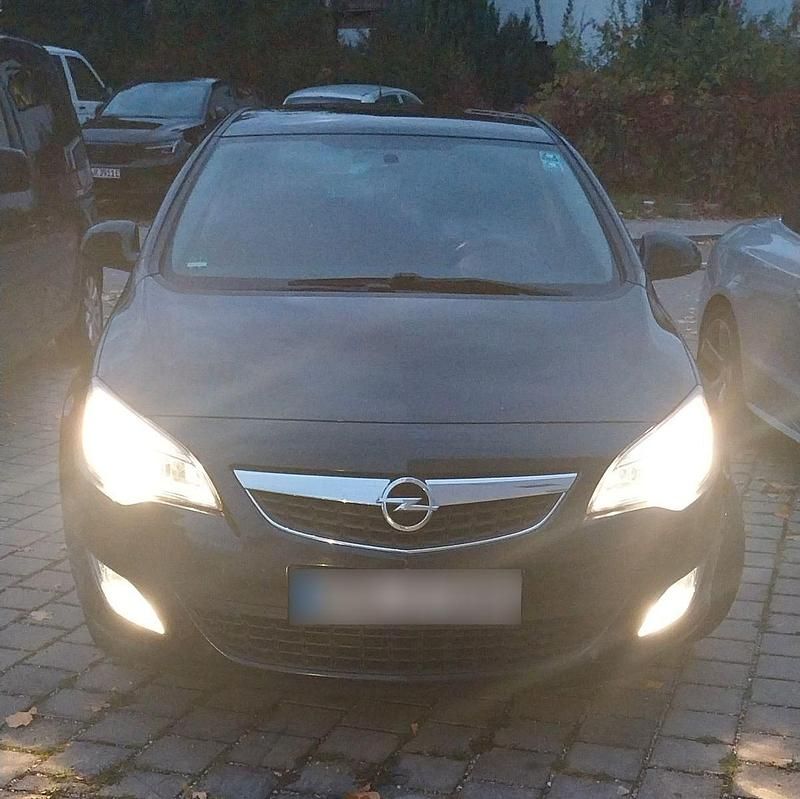 Gebraucht Opel Astra Edition 110 PS (80 kW) 2011 Schwarz Limousine