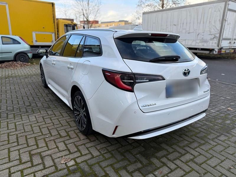 Używany Toyota Corolla 98 KM (72 kW) 2022 Biały Sedan/Limuzyna