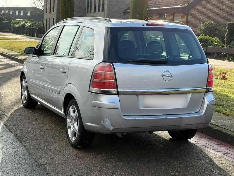 Gebraucht Opel Zafira 105 PS (77 kW) 2007 Silber Van / Kleinbus