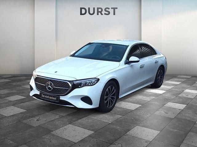 Opalithweiss metalliclack Gebraucht 2024 Mercedes E200 Limousine | 48.699 € - Bild 1/4