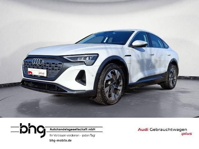 Gletscherweiß metallic Gebraucht 2024 Audi Q8 Sportback e-tron Advanced Plus SUV | 53.730 € (Superpreis) - Bild 1/4