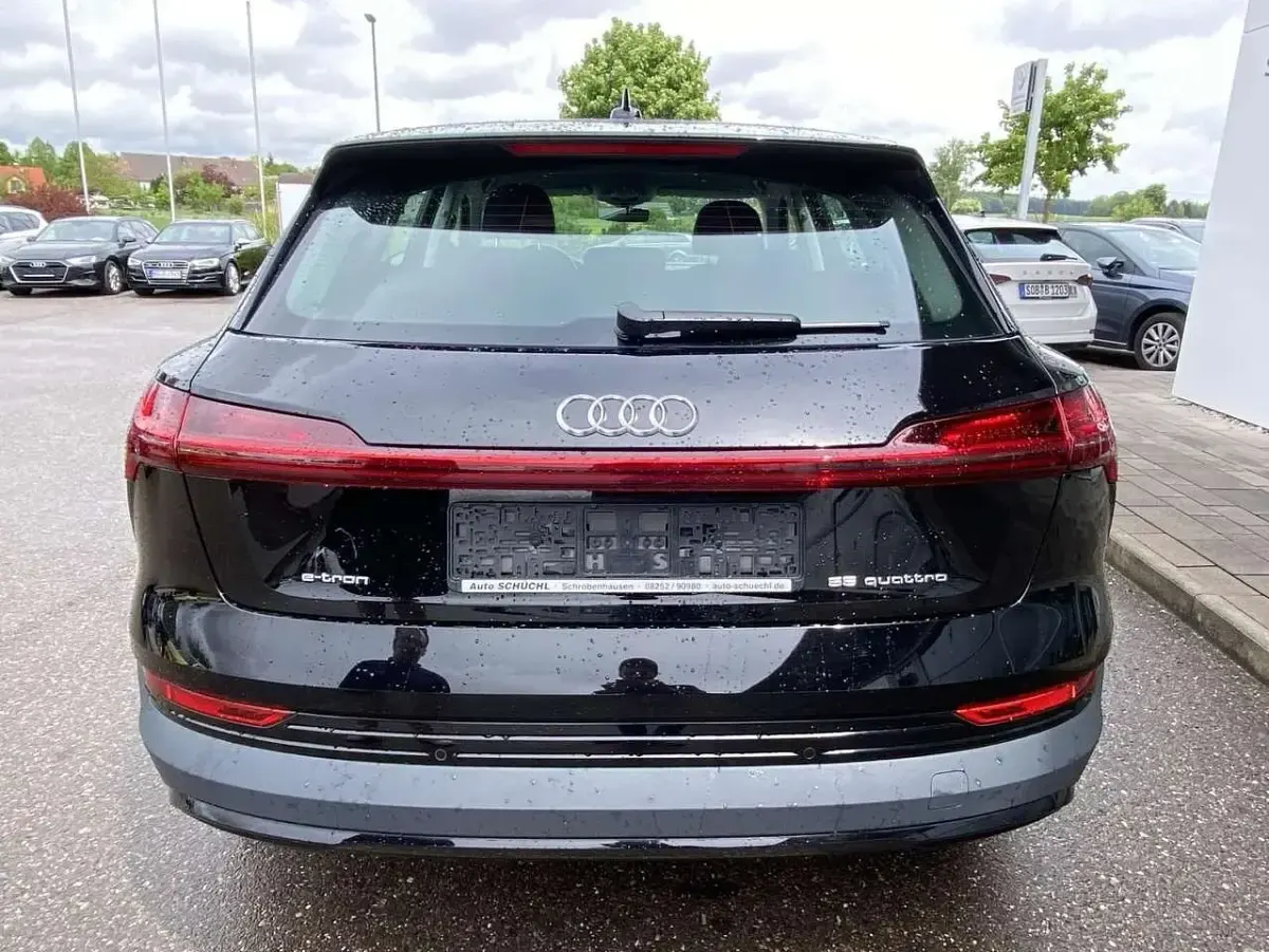 Gebraucht Audi e-tron 300 kW (408 PS) 2023 Schwarz SUV