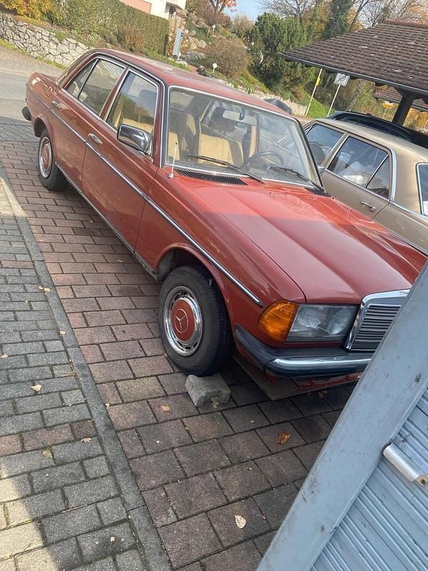 Rot Gebraucht 1983 Mercedes 200 Limousine | 8.300 € - Bild 1/4