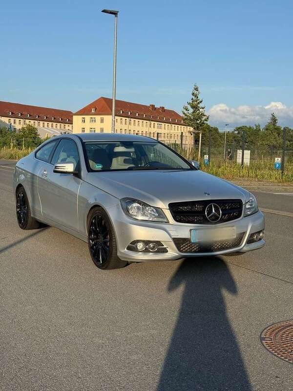 Silber Gebraucht 2011 Mercedes C180 Coupé | 9.200 € (Fairer Preis) - Bild 1/4