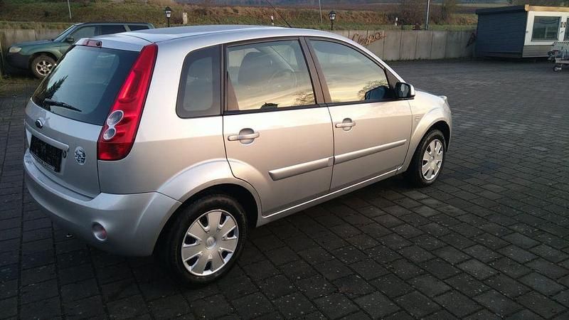 Gebraucht Ford Fiesta Style 80 PS (58 kW) 2008 Silber Limousine