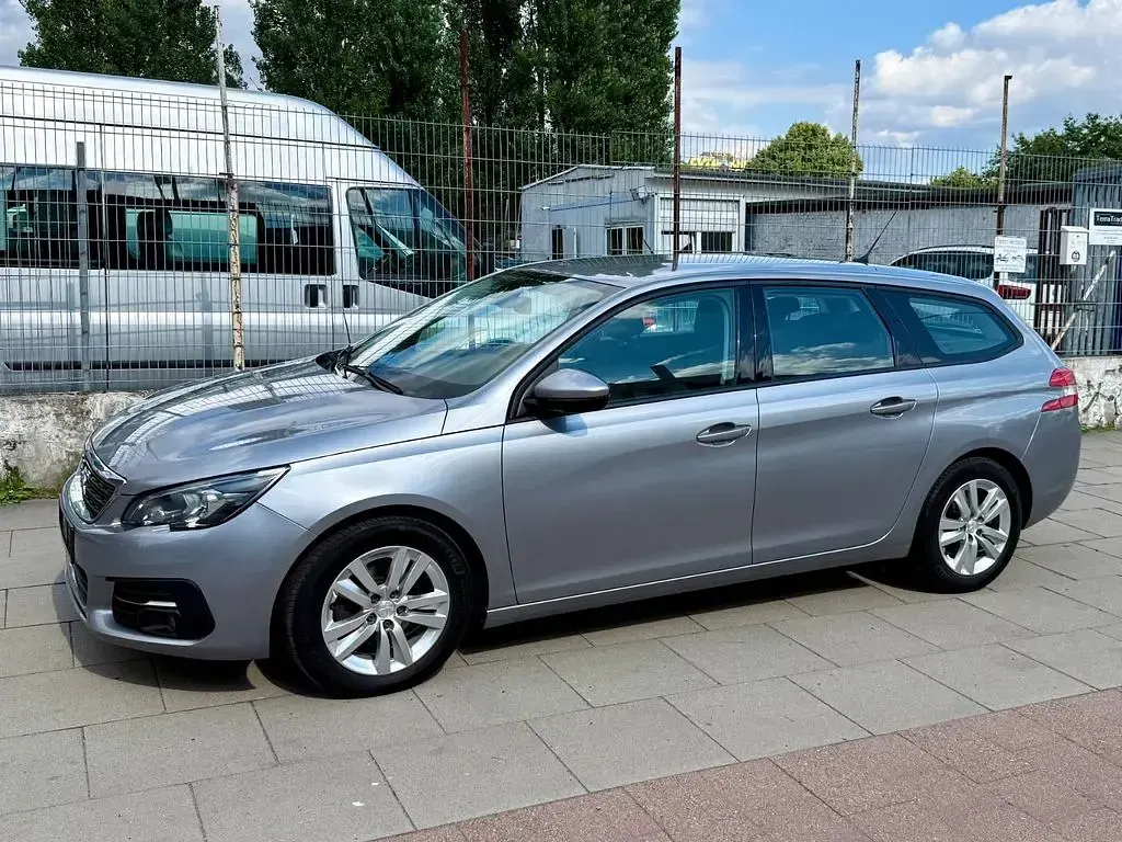 Gebraucht Peugeot 308 SW Active 131 PS (96 kW) 2020 Lack grau artense/metalliclac Kombi