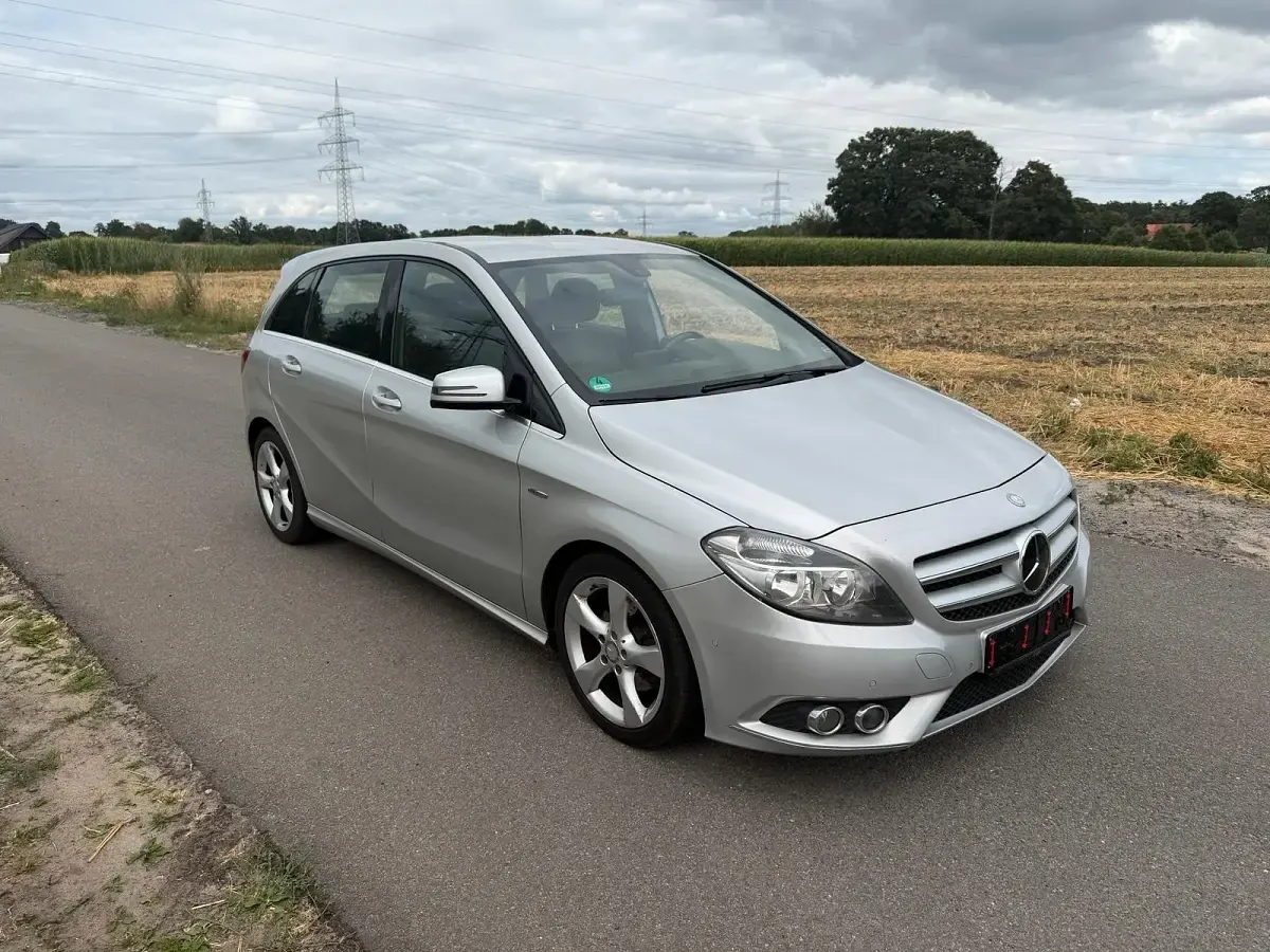 Gebraucht Mercedes B180 122 PS (89 kW) 2012 Silber Kleinwagen