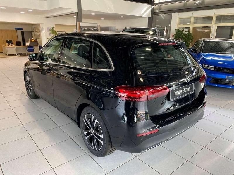 Gebraucht Mercedes B200 Advanced 163 PS (119 kW) 2024 Metalliclack kosmosschwarz Van / Kleinbus