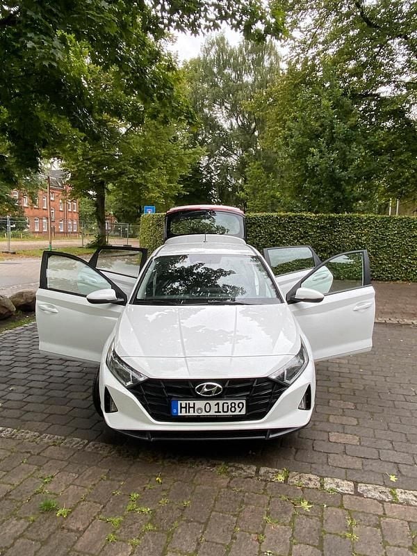 Weiß Gebraucht 2022 Hyundai i20 Select Kleinwagen | 13.450 € (Fairer Preis) - Bild 1/4