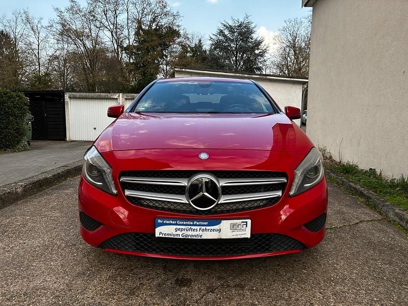 Gebraucht Mercedes A180 122 PS (89 kW) 2013 Rot Limousine