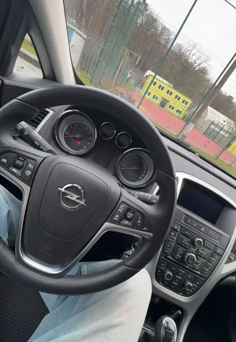 Gebraucht Opel Astra GTC 140 PS (102 kW) 2013 Weiß Coupé