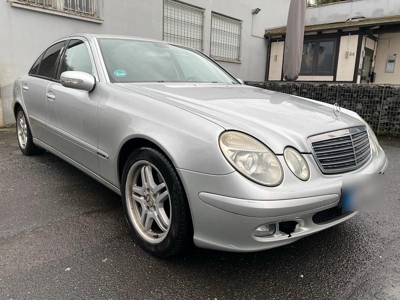 Gebraucht Mercedes E220 150 PS (110 kW) 2005 Silber Limousine