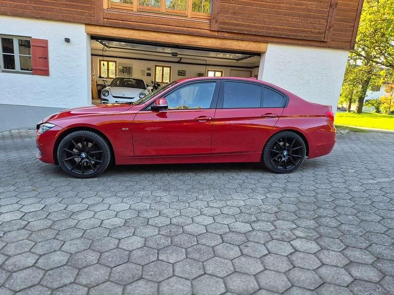 Gebraucht BMW 330 Sport Line 252 PS (185 kW) 2016 Rot Limousine