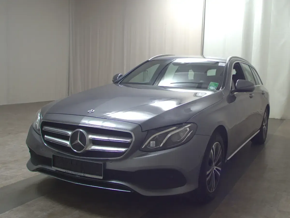 Gebraucht Mercedes E220 Avantgarde 194 PS (142 kW) 2018 Selenitgrau metallic Limousine