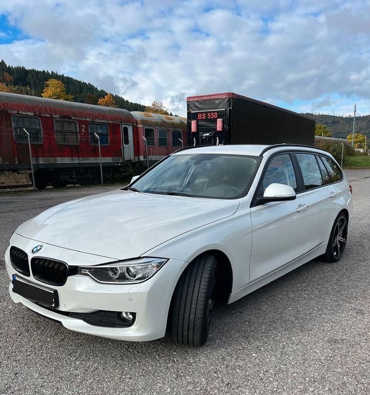 Weiß Gebraucht 2015 BMW 320 Kombi | 11.900 € (Guter Preis) - Bild 1/4