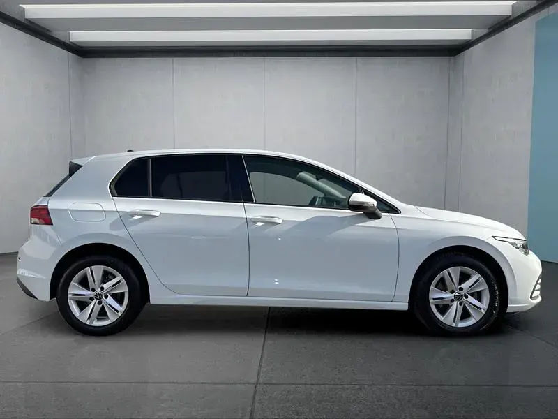 Gebraucht VW Golf VIII 131 PS (96 kW) 2023 Weiß Kleinwagen