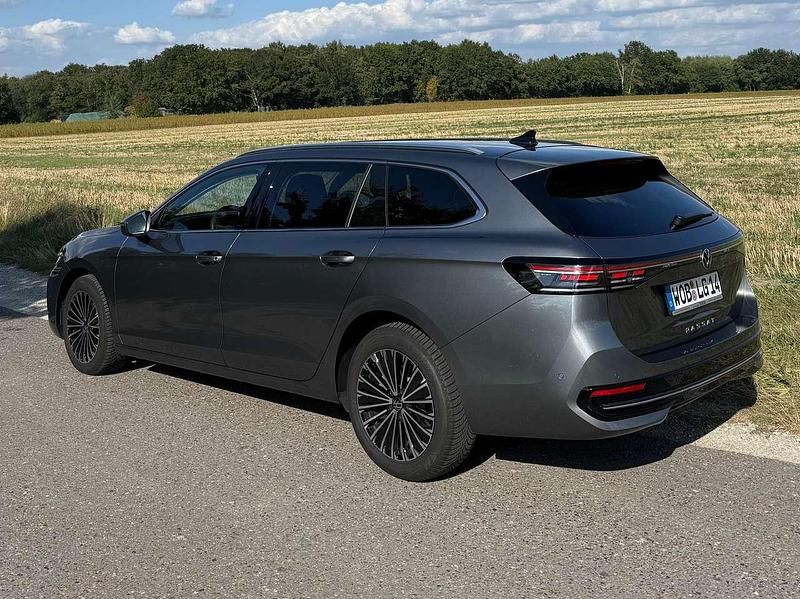 Grau Gebraucht 2024 VW Passat Elegance Kombi | 39.600 € (Fairer Preis) - Bild 1/4
