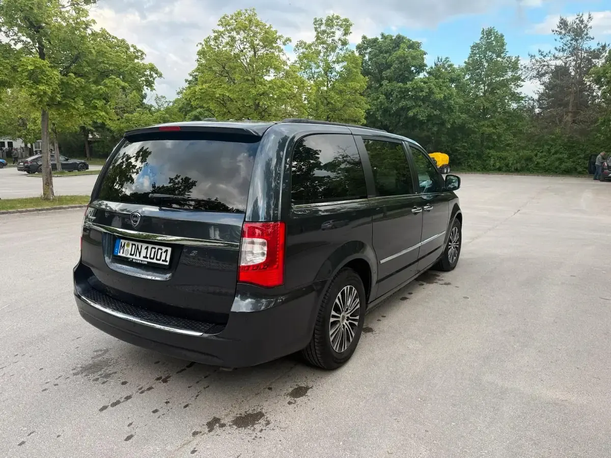 Usata Lancia Voyager 177 CV (130 kW) 2014 Blu Monovolume