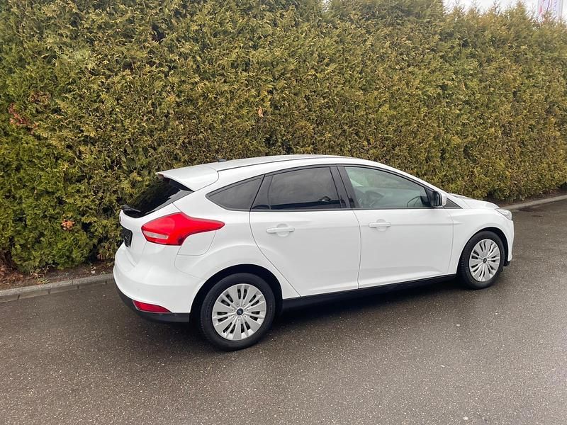 Gebraucht Ford Focus 120 PS (88 kW) 2015 Weiß Limousine
