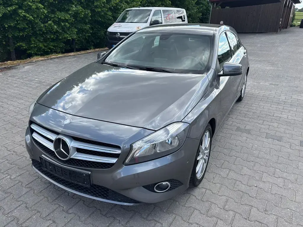 Gebraucht Mercedes A180 122 PS (89 kW) 2013 Grau Limousine