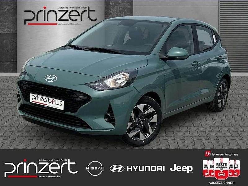 Grün (mangrove green / mic) Gebraucht 2025 Hyundai i10 Trend Kleinwagen | 16.660 € (Fairer Preis) - Bild 1/4