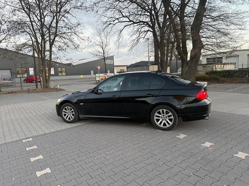Gebraucht BMW 320 174 PS (127 kW) 2010 Schwarz Limousine
