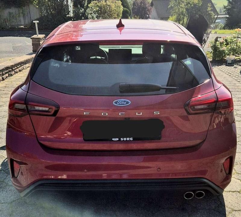 Gebraucht Ford Focus 125 PS (91 kW) 2023 Rot Limousine