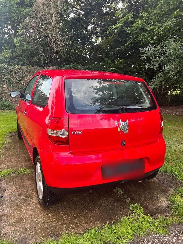 Second-hand VW Fox 55 CP (40 kW) 2005 Roșu Hatchback