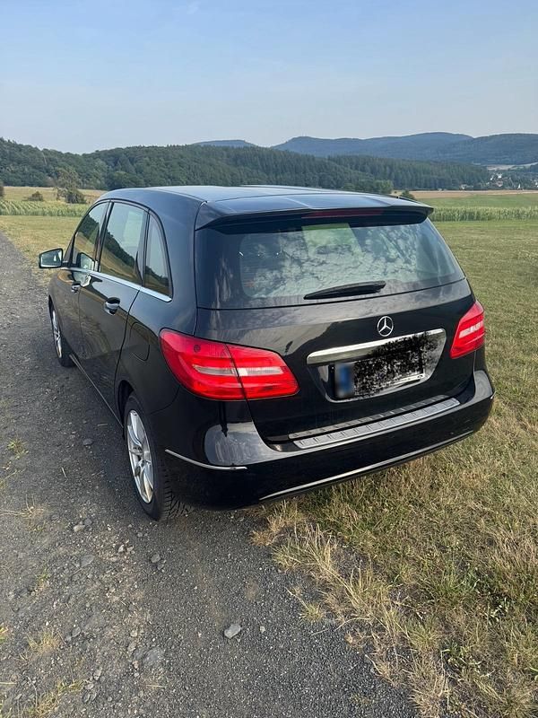 Gebraucht Mercedes B180 122 PS (89 kW) 2014 Schwarz Van / Kleinbus