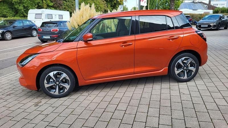 Orange Neu 2025 Suzuki Swift Comfort+ Limousine | 21.990 € - Bild 1/4